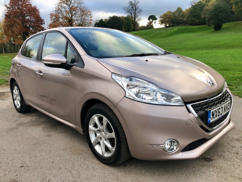 PEUGEOT 208